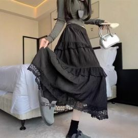 تنورة طويلة ورفيعة بحواف من الدانتيل 
