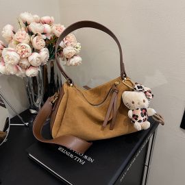 شنطة نسائي لون ساده مع قلاده