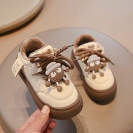 نعل متعرج وسميك وجزء علوي متين بخامة شبكية مقاومة للماء مع رباط أمامي وإغلاق بشريط لاصق للفتيات