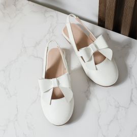 حذاء جلدي بحزام خلفي وفيونكة امامية للفتيات