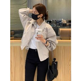 جاكت نسائي خفيف وواسع  يتميز بأكمام منفوخة، مع سحاب أمامي كامل وخصر مطاطي