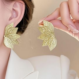 اقراط نسائية على شكل اوراق شجر