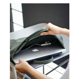 حقيبة لابتوب تتميز بمساحة داخلية واسعة، مزودة بجيوب متعددة وبطانة لامتصاص الصدمات