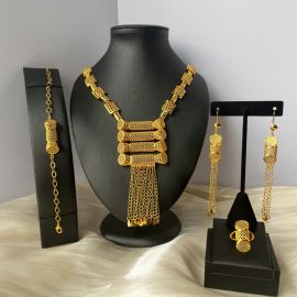 طقم مجوهرات ذهبي أنيق بتفاصيل لامعة وتصميم جريء يناسب السهرات والمناسبات