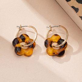 اقراط نسائيه بنيه اللون على شكل زهره