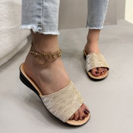 صندل نسائي بكعب صغير