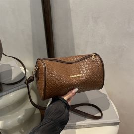 شنطة نسائي صغيره الحجم على شكل اسطواني