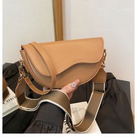 شنطة يد نسائي مزينه بحزام عريض