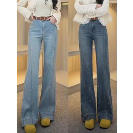 بنطال جينز نسائي، يتميز بقصة واسعة ومستقيمة، ومزود بتفاصيل لامعة صغيرة على طول الساقين