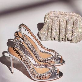 أحذية شفافة مفتوحة من الأمام  مزينة بسلسلة من أحجار الراين