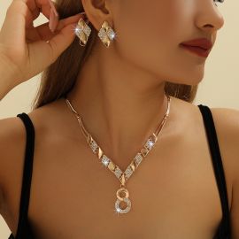 طقم مجوهرات نسائي مكون من عقد وأقراط على شكل الرقم 8 مصنوع من سبائك الزنك المطلية بالذهب ومرصع بأحجار الراين