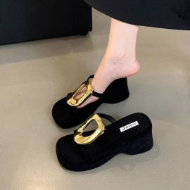 حذاء نسائي بكعب سميك