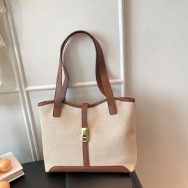 شنطة كتف كبيرة الحجم ذات طابع كلاسيكي