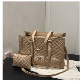 شنطة كبيرة الحجم مصنوعة من الجلد الناعم المبطن