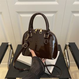 حقيبة يد نسائية بتصميم مربع مع احزمة جانبية