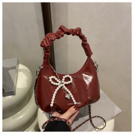 حقيبة يد نسائية مزينه بقلاده من اللؤلؤ