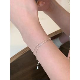 سوار نسائي بتصميم يجمع بين سلسلة ناعمة وأخرى مرصعة بخرزات وسلسلة قابلة للتعديل تنتهي على شكل دمعة