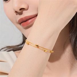 سوار نسائي مصنوع من الفولاذ المقاوم للصدأ يتميز بسلسلة خرزية وأخرى مزينة بشكل نجوم لامعة