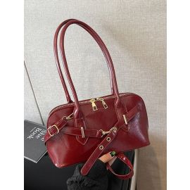 حقيبة نسائية مزينة بحزام بتصميم كاجوال