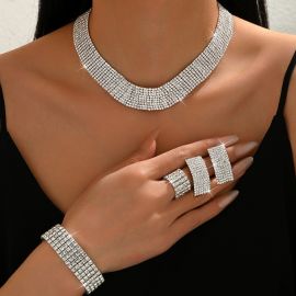 طقم اكسسوارات مكون من اربع قطع من احجار الراين 