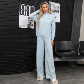 بدلة من قطعتين مكونة من سترة مكممة بياقة عالية وبنطال طويل للسيدات