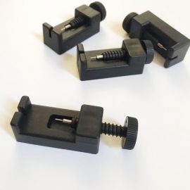 أداة يدوية صغيرة لإصلاح الساعات، مصنوعة من البلاستيك الأسود، لإزالة سوار الساعة قطعتين