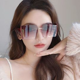 نظارة نسائية بعدسات مربعة ملونة