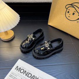 حذاء للبنات من الجلد الامع بتصميم كلاسيكي