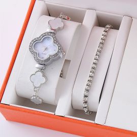 ساعة سوار برسيم رباعي الأوراق قابلة للسحب للنساء، مرصعة بالألماس مع إسوارة يد