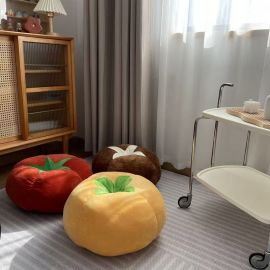 ديكور غرفة نوم وسادة على شكل فطر وطماطم  