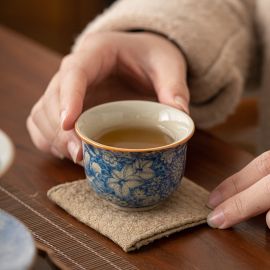 فنجان منقوش بالزهور العتيق