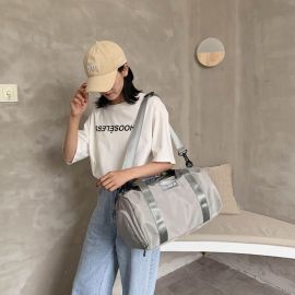 حقيبة سفر نسائية كبيرة مناسبة للسفر والرحلات، مقاومة للماء مع جيوب جانبية مستقلة للأحذية، وتأتي مع حزام كتف قابل للتعديل