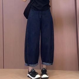 بنطلون جينز نسائي عصري بقصة واسعة وفضفاضة، بتفاصيل مطبوعة على الحافة