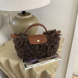 شنطة يد نسائيه مغطى بالفرو 