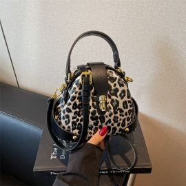 شنطة نسائي بتصميم نمري