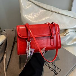 شنطة كتف نسائي مع قلاده