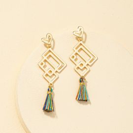 اقراط نسائية مزينة بشراشيب