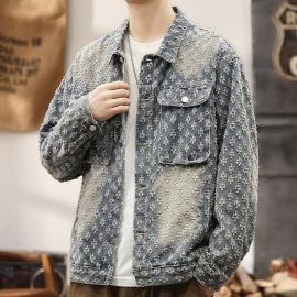 جاكيت دنيم  كاجول بقصة كلاسيكية تمنح مظهراً جذاباً للرجل العصري