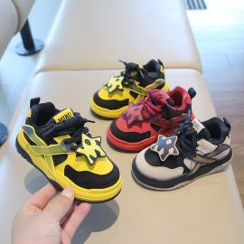 حذاء رياضي متين بنعال مرن يساعد على حركة سلسة للاطفال