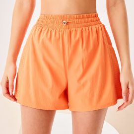 شورت رياضي نسائي بخصر مطاطي وقابل للتعديل مزود ببطانة داخلية وجيوب جانبية