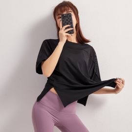 تي شيرت فضفاض بأكمام قصيرة من القماش الشبكي قابل للتنفيس وسريع الجفاف للسيدات