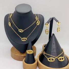 مجموعة إكسسوارات مكونة من أربع قطع شكل هندسي حرف D