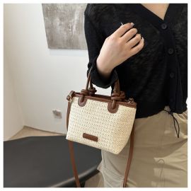حقيبة يد نسائية من القش باللون البني