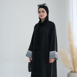 عباية نسائية باكمام مزينة بنقشة 