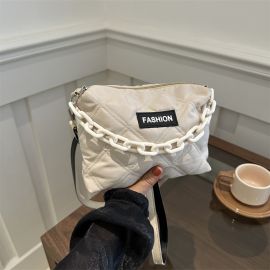 حقيبة نسائي مزينة بمسكة يدعلى شكل سلسلة