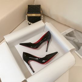 حذاء بكعب عالٍ بمقدمة مدببة