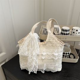 شنطةكتف نسائي بيضاء يتصميم عصري