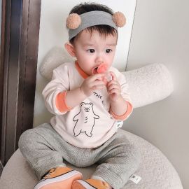 بنطلون أطفال بتصميم خصر مطاطي ويتميز بتطريز دب لطيف على الجيب الخلفي