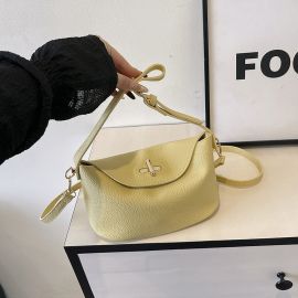 شنطة يد نسائية بتصميم كاجوال