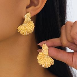 اقراط نسائيه بتصميم عصري